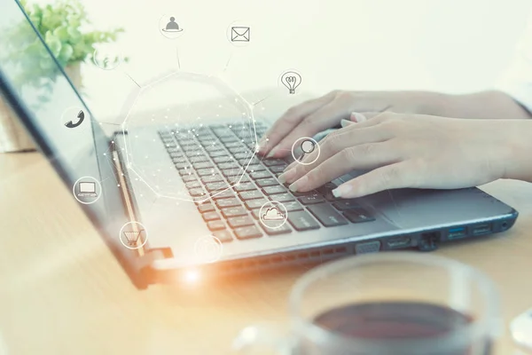 Bilgisayar ödemeler online alışveriş ve simge cu kullanan gençlerin