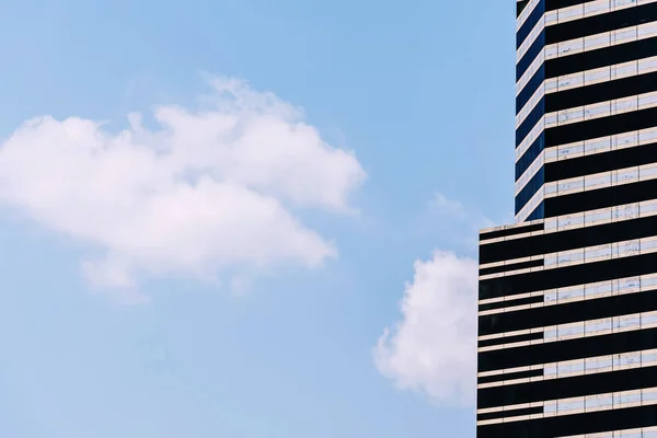 Edificio de oficinas de cristal con cielo azul y nube blanca. Arquitecto —  Fotos de Stock