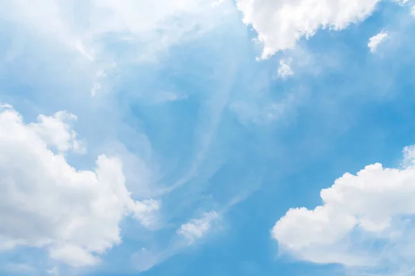 Nube blanca y cielo azul. Fondo de naturaleza abstracta . — Foto de Stock