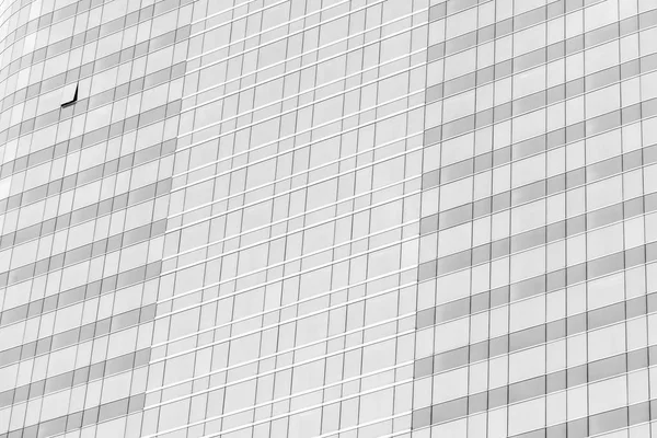 Reflexão em nuvem em escritórios de alto vidro. Reflexão azul do s — Fotografia de Stock