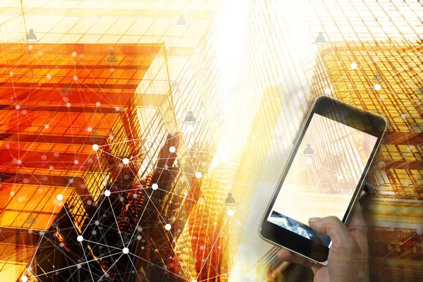 Telsiz haberleşme şebeke ile akıllı telefon tutarak işadamı