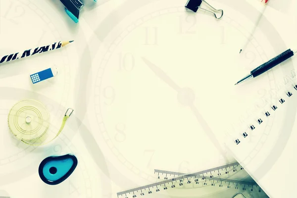 Doble exposición del reloj con accesorios de oficina en la mesa. Busin. —  Fotos de Stock