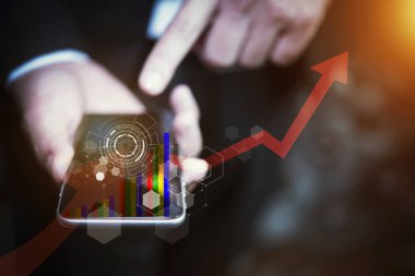 Akıllı telefon veya cep telefonu ile gelecekteki te tutan iş insanlar el