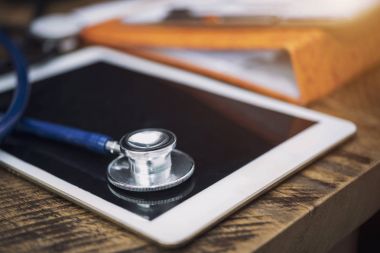 Sağlıklı kontrol kavramı. Doktorlar ile tablet bilgisayar masası ahşap