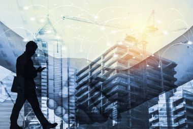 Kule Vinç üstünde tepe ile telefon kullanarak işadamı kontrast