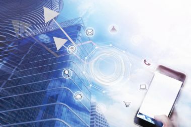 Smartphone ile iş simgesi ve yüksek yapı holding iş adamı