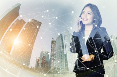 Bir cep telefonu kullanarak ve şehir w için dört gözle işkadını
