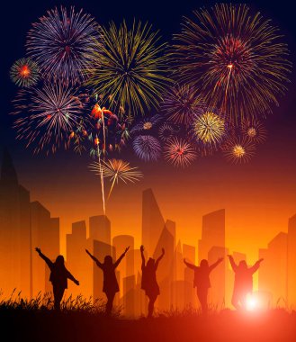 Siluet halkların zevk şehirde göstermek havai fişek izlerken.