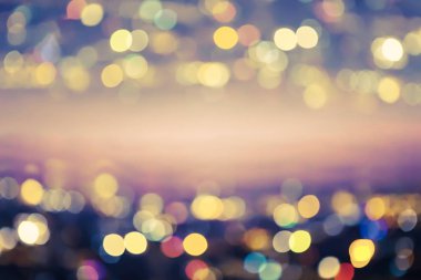 Şehir hafif bulanık. Yeşil tonu. Soyut bokeh arka plan.