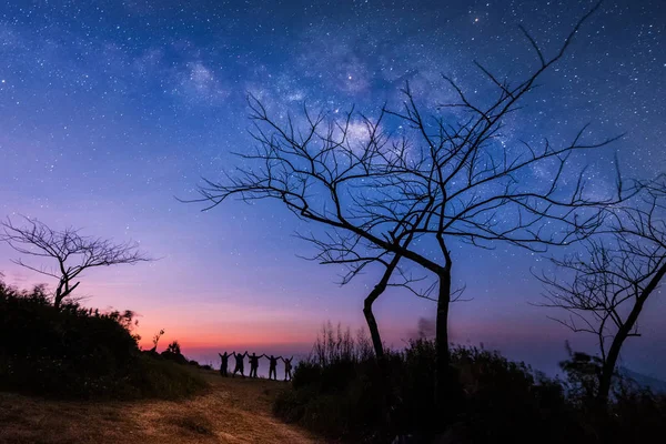 Caminho Lácteco Céu Noturno Com Estrelas Silhueta Pessoas Felizes Levantou — Fotografia de Stock