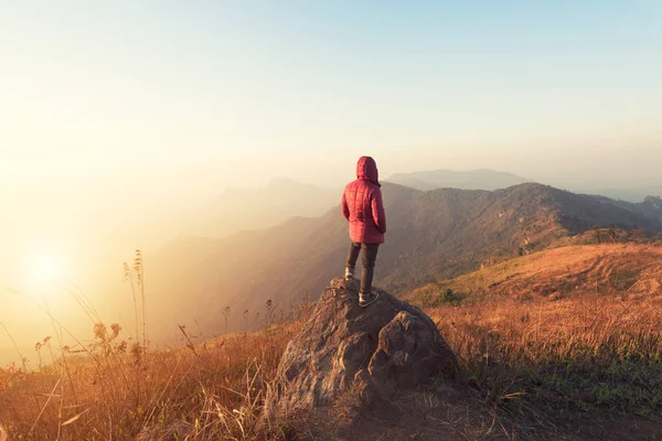 Путешественник Стоит Расслабиться Медитации Безмятежным Видом Горы Пейзаж Восходом Солнца — стоковое фото