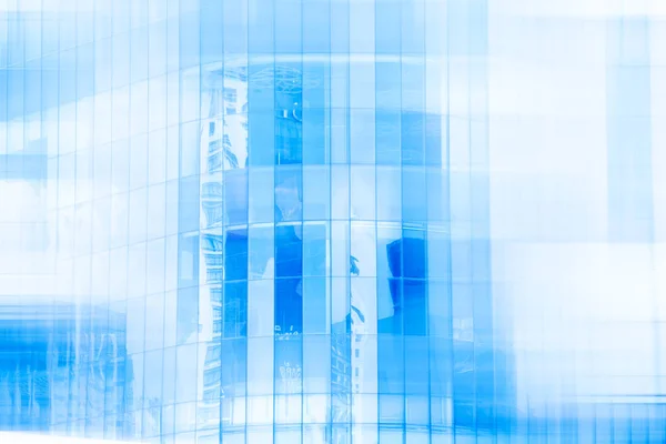 Edifício moderno de vidro alto com céu azul e nuvem à luz do dia f — Fotografia de Stock