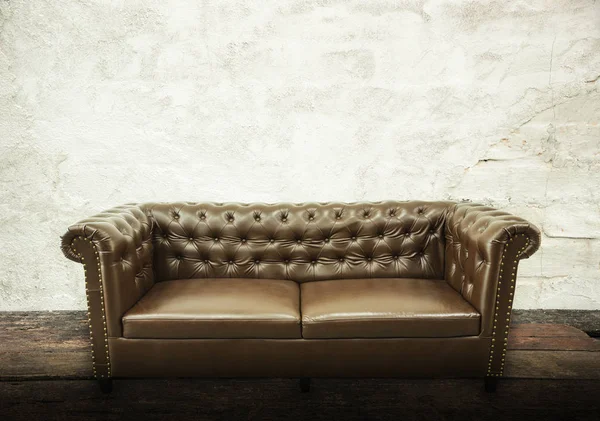 Dark Brown Vintage Belo Luxuoso Vintage Sofá Interior Com Parede — Fotografia de Stock