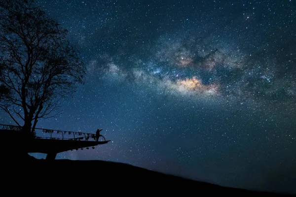 Láctea Noite Céu Noturno Colorido Com Estrelas Silhueta Homem Feliz — Fotografia de Stock