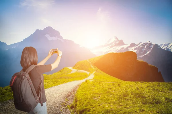 Путешественница Рюкзаком Руках Фотографирует Красивый Пейзаж Германии Винтажный Фильтр — стоковое фото