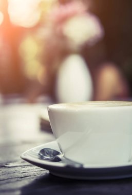 Güneş yumuşak odak arka plan ile sıcak kahve