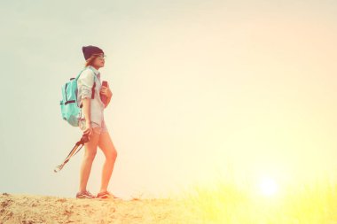 Güzel genç kadın giyim gözlük ve omuz mavi çanta el ho