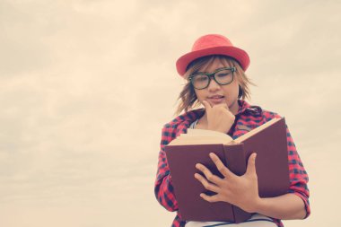 Kitap okuyan genç kız. 