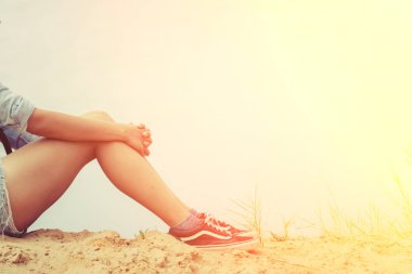 Keder ile sarılma diz oturan kadın.