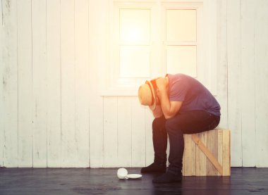 Ciddi yakışıklı adam kafasına w üzerinde oturan elini attı