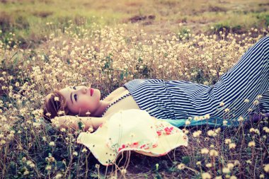 Ona şapka bakmak sk yaklaşıyor çim yatan genç seksi kadın