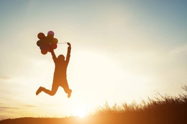 genç kadın açık atlama balonlar ile