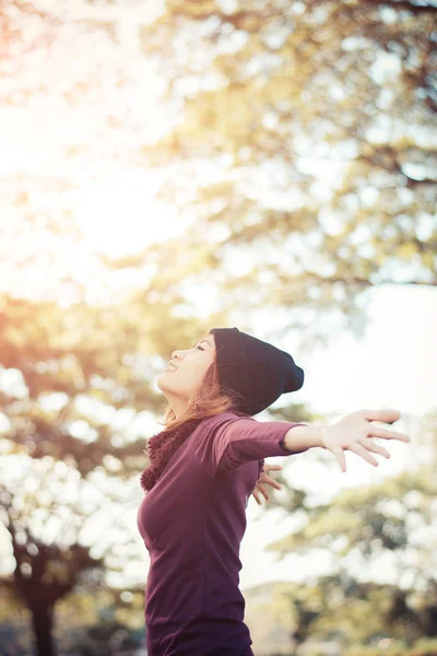 Lifestyle concept - beautiful happy woman enjoying fresh air in — Stock Photo, Image