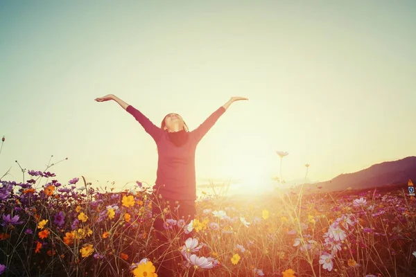 Lifestylekonzept - schöne glückliche Frau genießt frische Luft in — Stockfoto