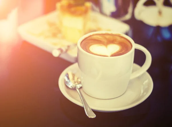 Weiße Tassen Cappuccino-Kaffee mit herzförmigem Milchschaum. — Stockfoto