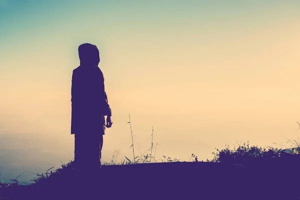 Silhouet van oude vrouw op de berg wachten iemand — Stockfoto