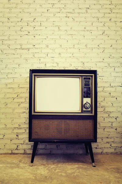 复古砖的背景墙上电视 — 图库照片