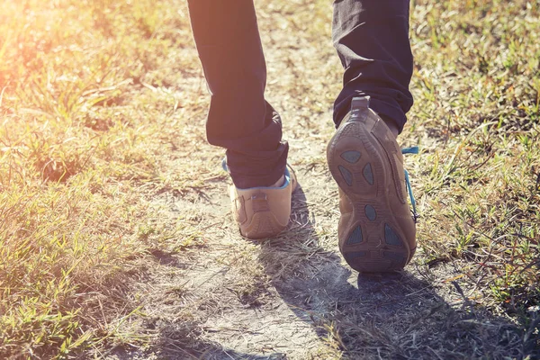森を歩いている女性の足 — ストック写真