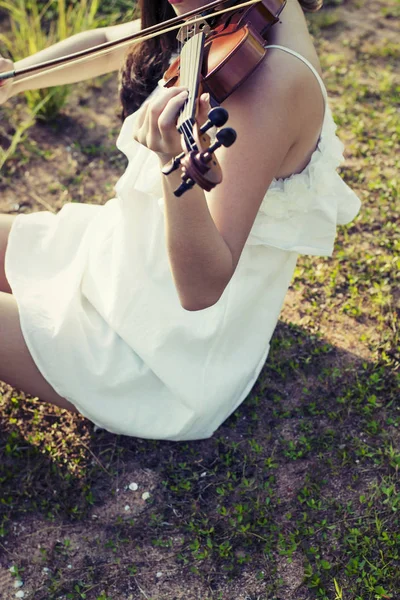 Красивые женщины любят играть на скрипке — стоковое фото