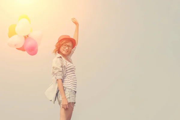 Junge schöne Frau hält Luftballon sehr glücklich auf der frischen ai — Stockfoto