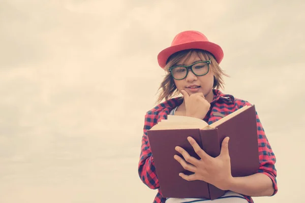 Jong meisje lezen boek — Stockfoto