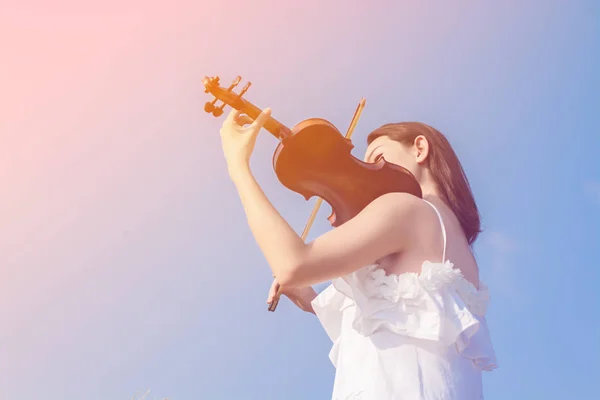 Beautiful women enjoy playing violin — Stock Photo, Image