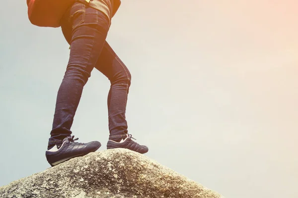 Hiker with backpack standing on top of a mountain — Stock Photo, Image