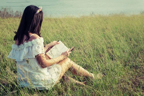 Młoda dziewczyna czytanie książki .selective ostrości — Zdjęcie stockowe