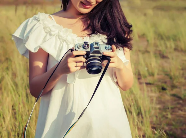 Vintage de hermosas mujeres fotografía de pie mano sosteniendo ret — Foto de Stock