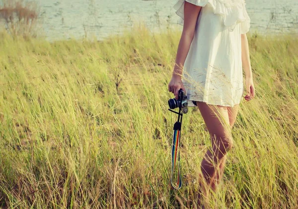 Jahrgang der schönen Frauen Fotografie stehend Hand hält ret — Stockfoto