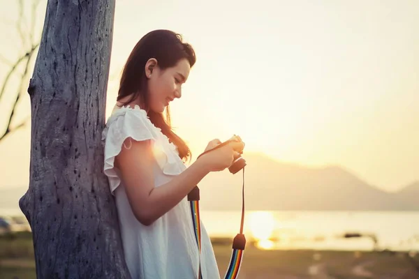 Vintage of beautiful women photography standing hand holding ret — Stock Photo, Image