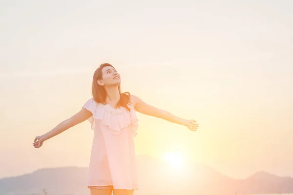 Beautiful young woman standing look at the sky nearing seaside i — Stock Photo, Image