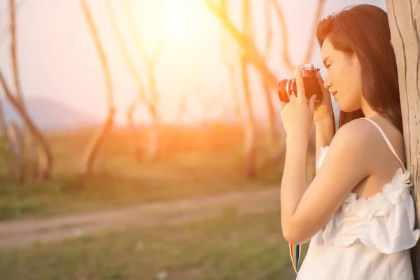 Krásná mladá žena fotografování s retro fotoaparát — Stock fotografie