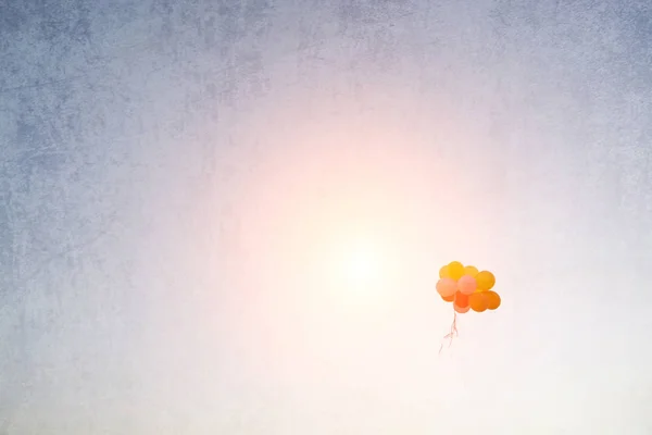 Vintage de baloane colorate care zboară departe în cer — Fotografie, imagine de stoc