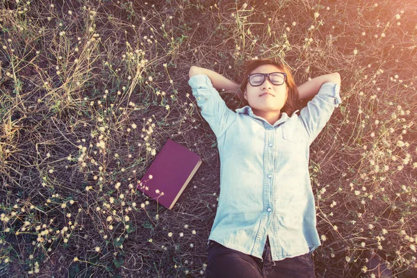 Unga hipster kvinna blomma fältet efter hon trött för re — Stockfoto