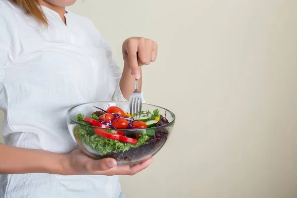 Mãos de mulher bonita segurando grande tigela de salada vegetariana fresca — Fotografia de Stock