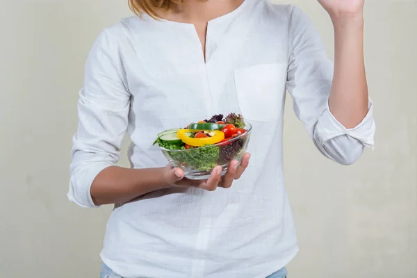 Kezében tartja nagy tál friss zöldség, saláta, a gyönyörű nő — Stock Fotó