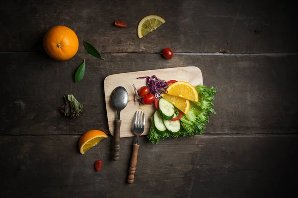 Salade fraîche avec tranche d'orange sur fond de bois — Photo