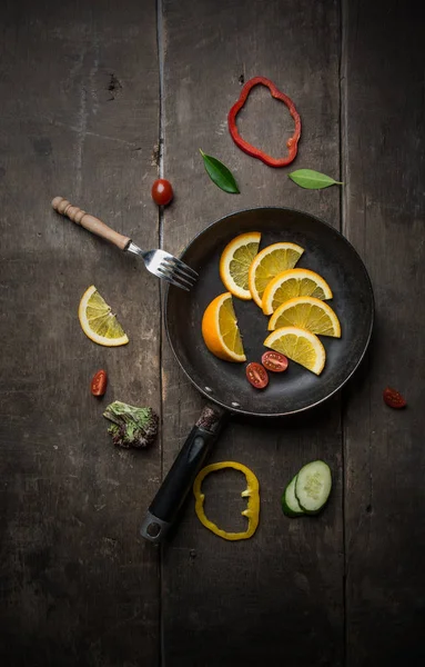 Turuncu ahşap arka plan üzerinde dilim taze salata — Stok fotoğraf