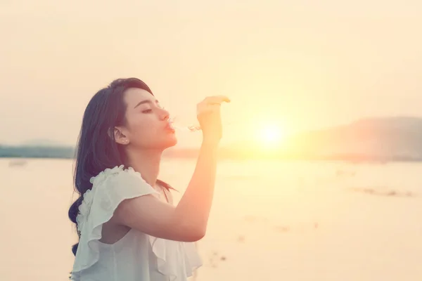 Junge Frau trinkt Wasser sehen so frisch aus — Stockfoto